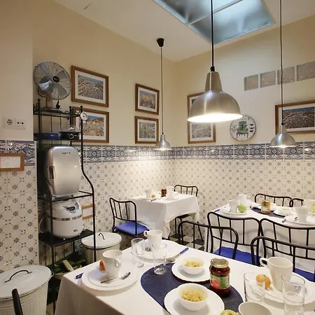 Málaga Lodge Guesthouse 3*